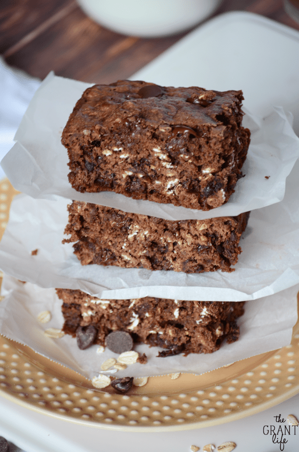 Chewy Oatmeal Chocolate Chip Brownies - mom makes dinner