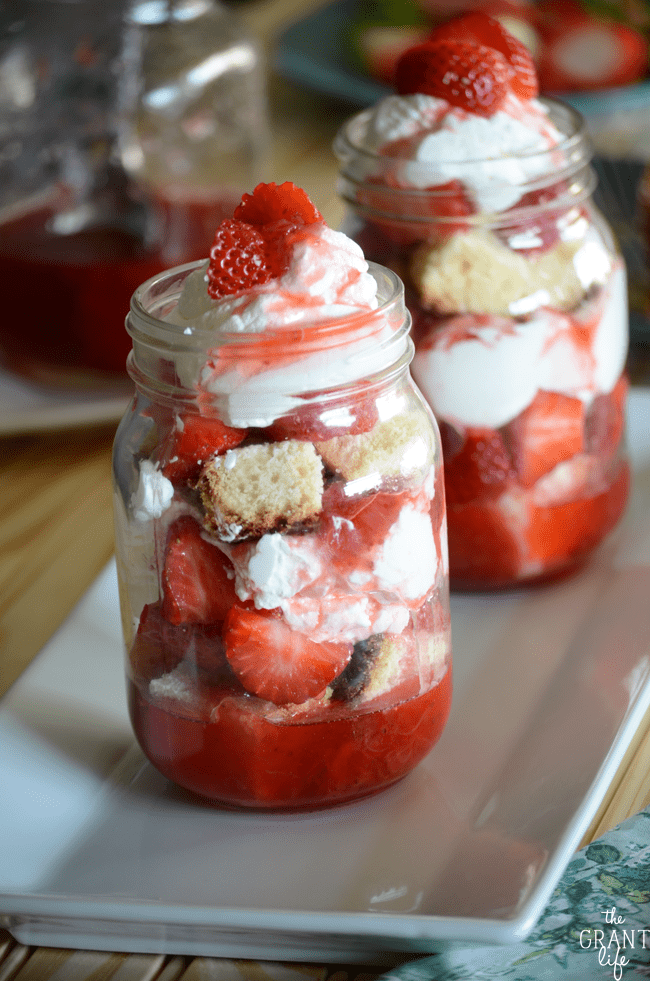 These strawberry shortcake partfaits look delicious! Love that they are in maon jars too