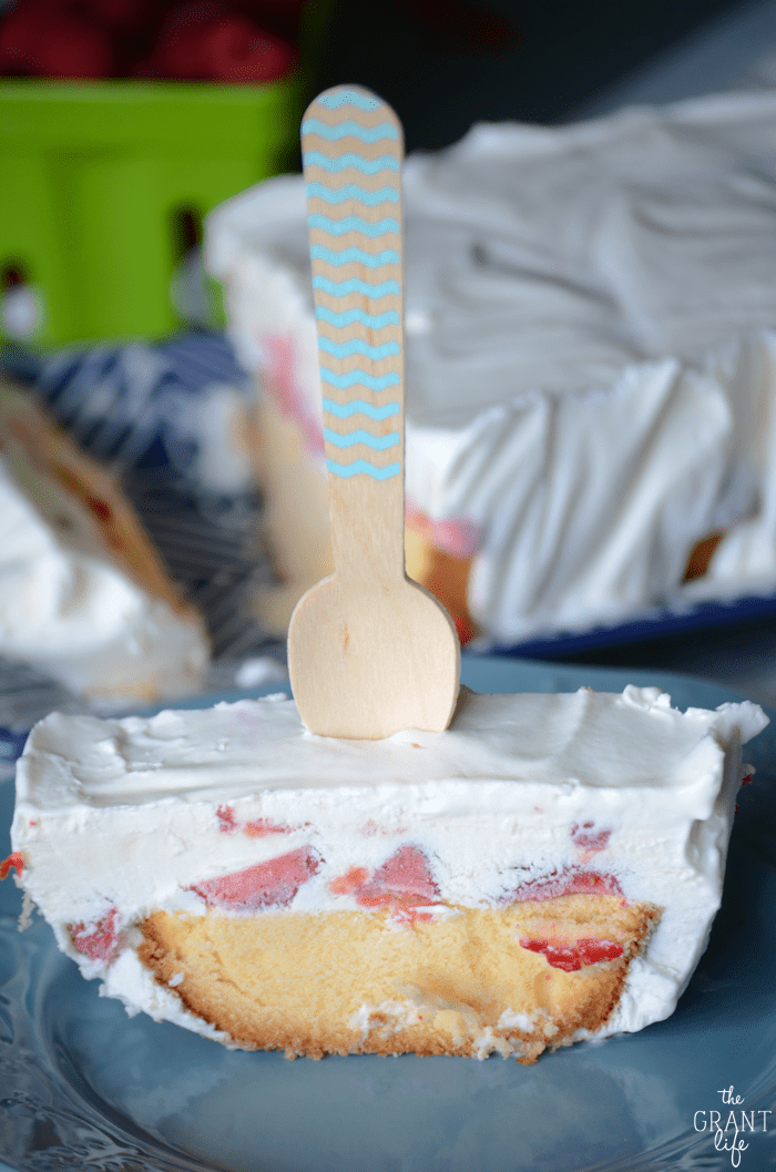 No bake frozen strawberry shortcake! This looks so good! I can't wait to try it