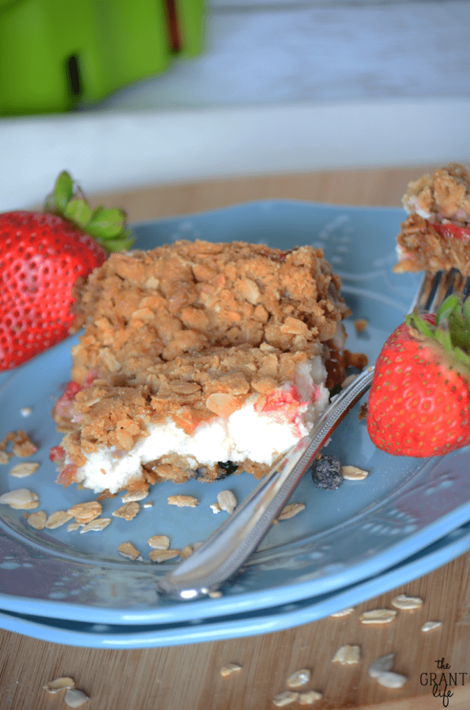 Strawberry cheesecake muesli bars