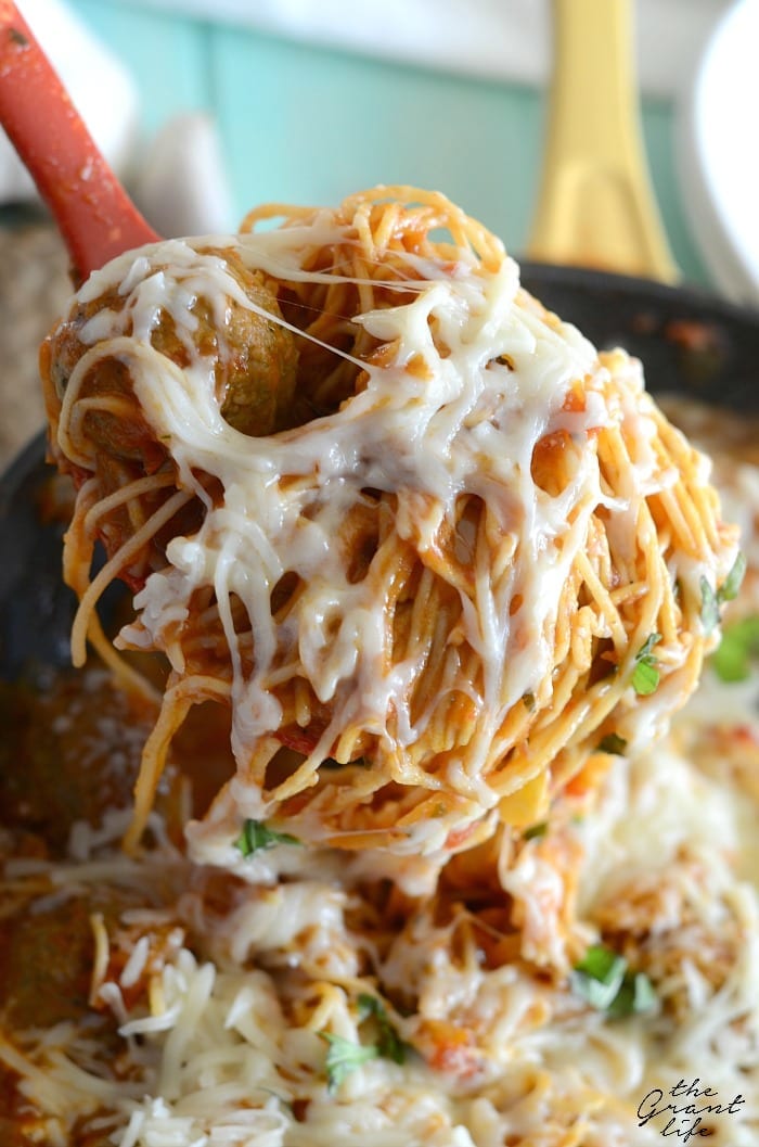 One pot spaghetti and meatballs! Make this delicious recipe all in one pot!