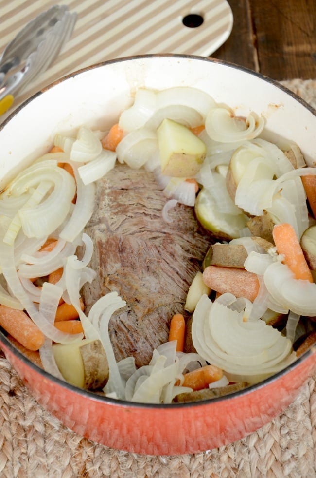 https://mommakesdinner.com/wp-content/uploads/2018/05/Dutch-oven-pot-roast-recipe.jpg