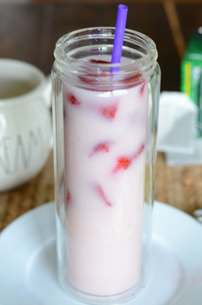 Make your own copycat Starbucks pink drink at home - DIY starbucks drinks