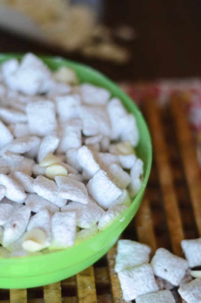 white chocolate puppy chow mix 