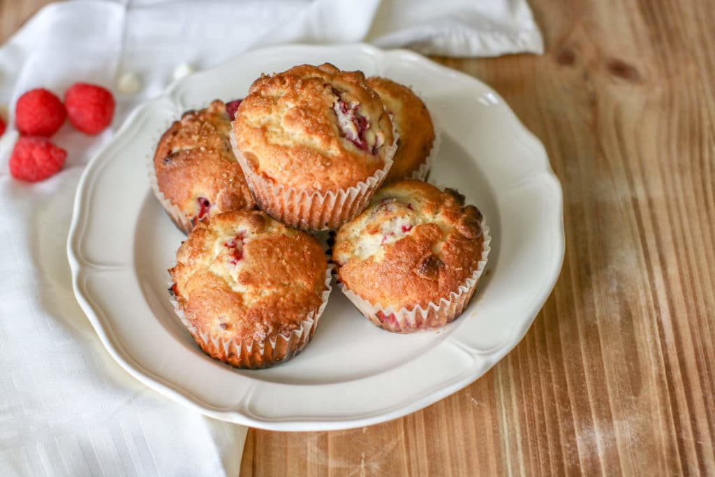 how to make easy white chocolate chip muffins with rasbperries 