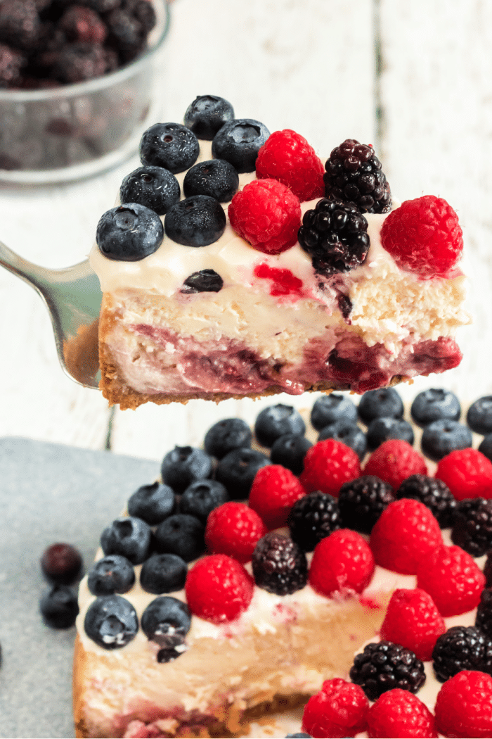 https://mommakesdinner.com/wp-content/uploads/2020/08/Instant-pot-berry-cheesecake-recipe1.png