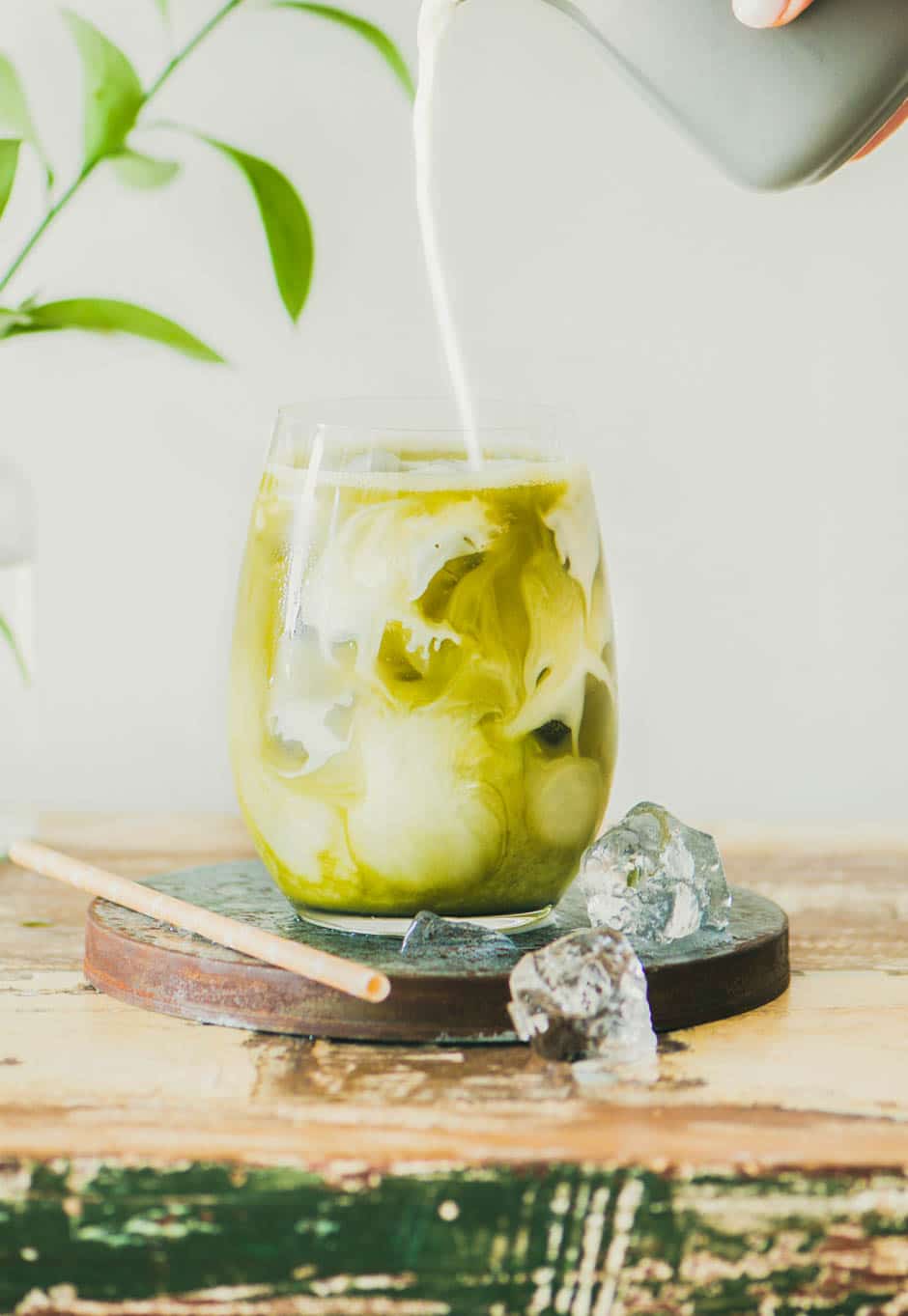 https://mommakesdinner.com/wp-content/uploads/2021/05/Copycat-Starbucks-iced-matcha-latte-1-of-4.jpg