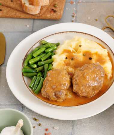 finished photo of plate with salisury steak and sides