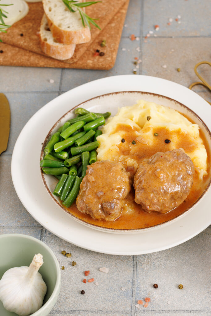 finished photo of plate with salisury steak and sides